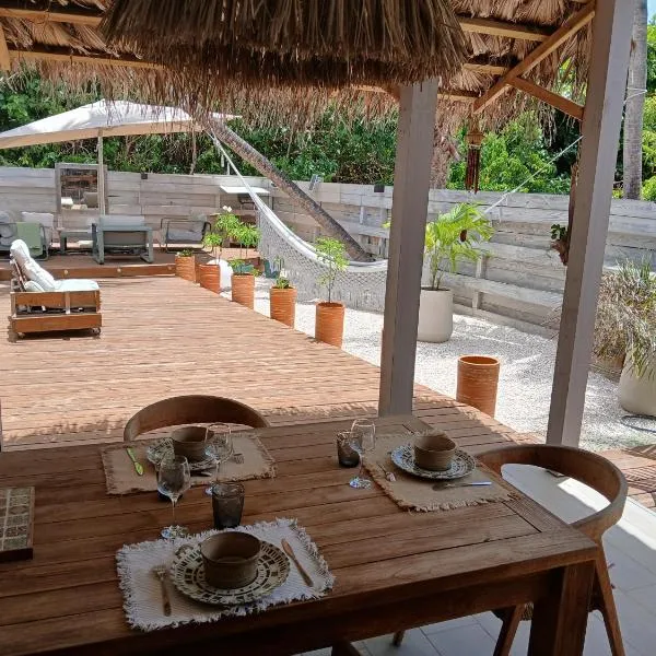 Villa Lola- Au cœur de la BO - 100m de la plage, cuve 800L, Hotel in Orient Bay