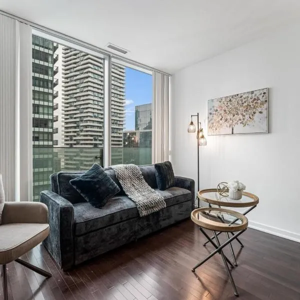 StayToronto - Skyline 1BR Escape by CN Tower - Sleeps 4 Guests, hotel em Toronto