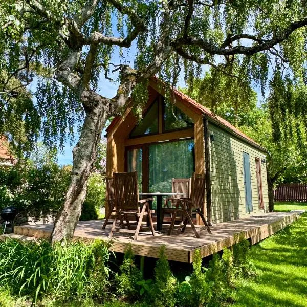 Private small house with sauna and terrace in Tallinn, hotel in Tallinn