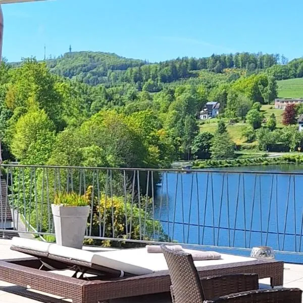 Seeblick-Ferienwohnung "Agger-Blick 2" mit traumhafter Terrasse, kostenlosen E-Bikes, Sauna & Kajak, hotel in Gummersbach