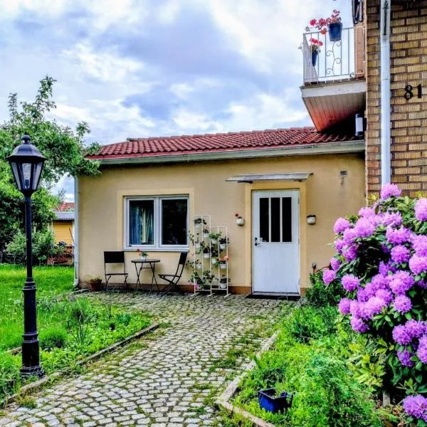 Apple Tree Garden House, хотел в Йоребру