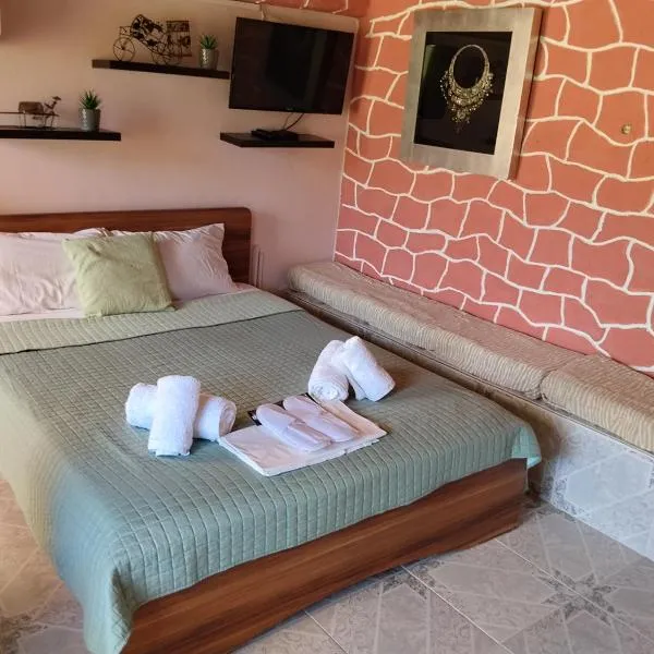 The cave of Cyclops, hotel u gradu Makri