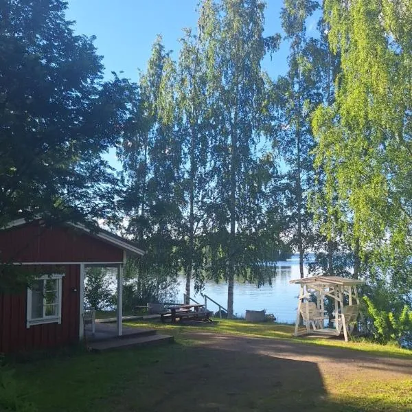 Saunamökki järven rannalla، فندق في Säkäniemi