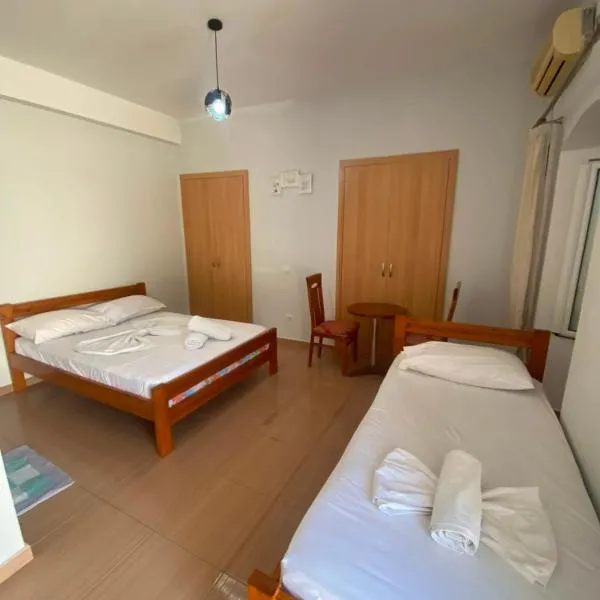 Himara's Village Room, hotel a (( Spile ))