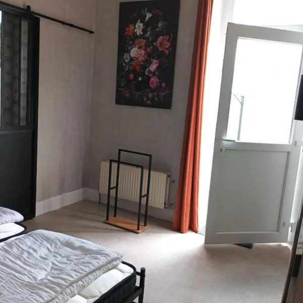 Chambre pour 2, avec terrasse privée, hotel in Montgivray