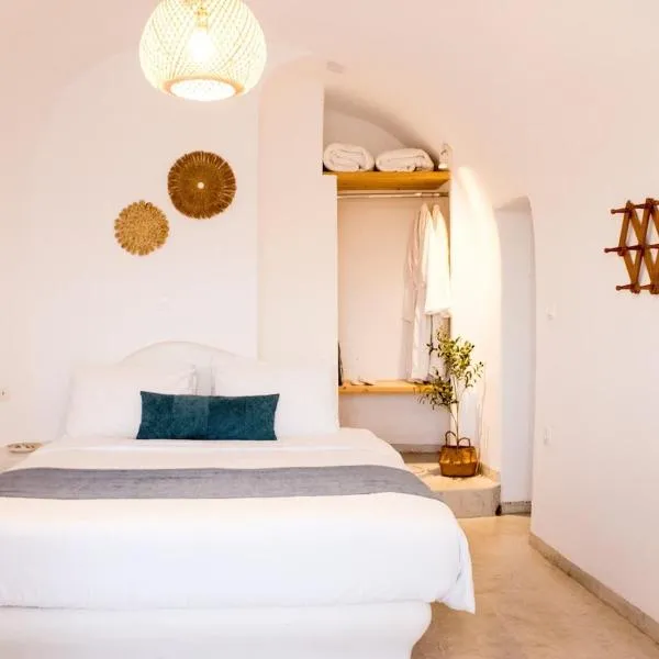 Villa Solasta #1 with jacuzzi in Santorini, hotel in Akrotiri