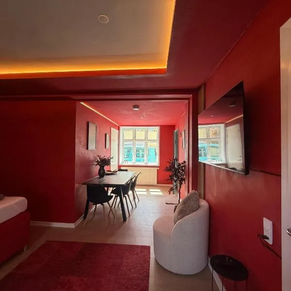 4SEASONS - Crimson Autumn Suite, hotelli Aalborgissa