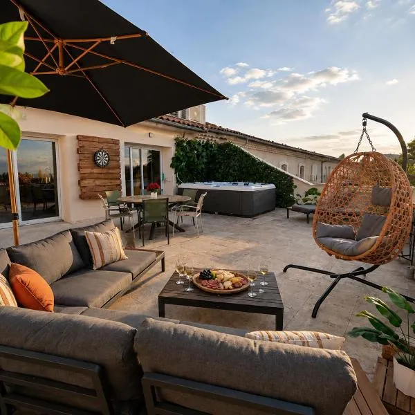 Les Arches d'Or - Loft 200 m2 avec Rooftop, Jacuzzi et 3 Suites - Centre 5 min - Proche A7-A9, hotel em Orange