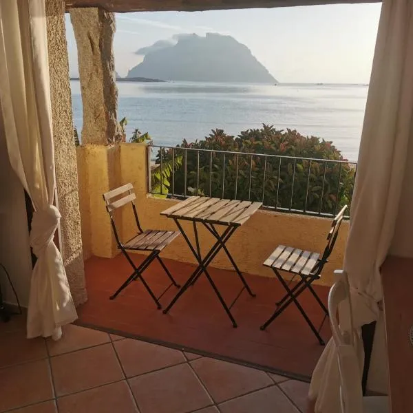 On the beach Nino's appartment, hotel din Porto San Paolo