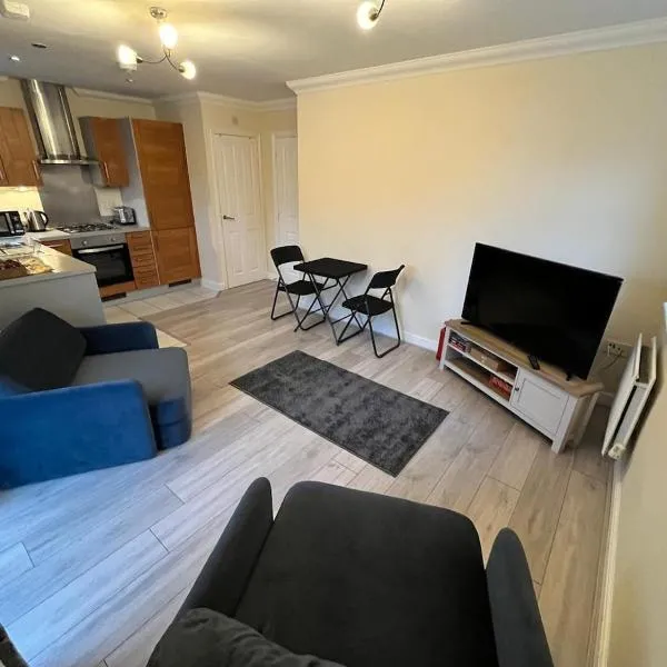 2 Bed 2 Bath, 1st Floor Apt, 8 mins from Heathrow T2, hotel di Hillingdon