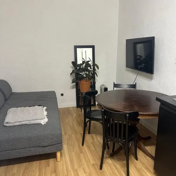 Apartments near the airport, hotel in Cornellà de Llobregat
