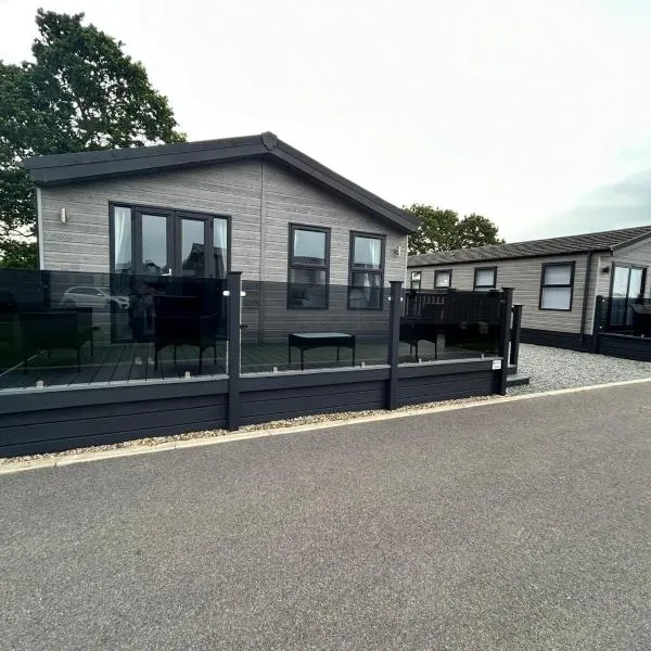 Bridlington Holiday Park-Spacious Lodge 12, hotel in Carnaby