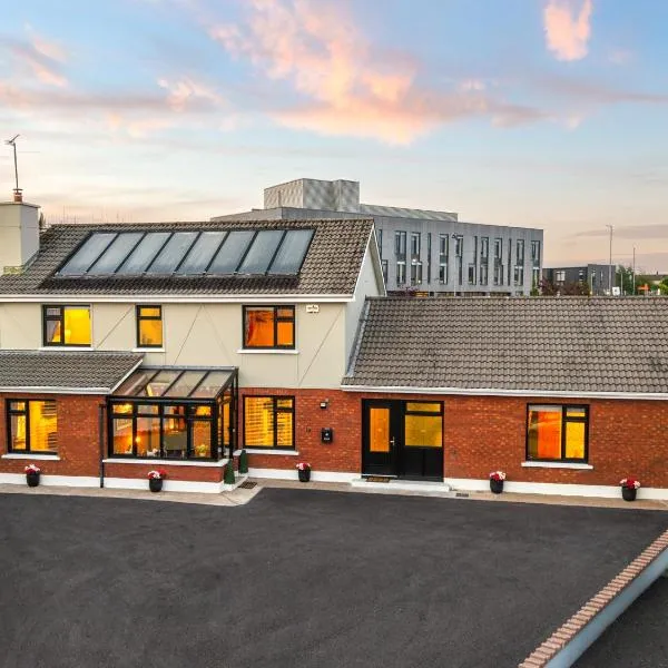 A Newly Renovated 7 Bedroom House, hotel en Limerick