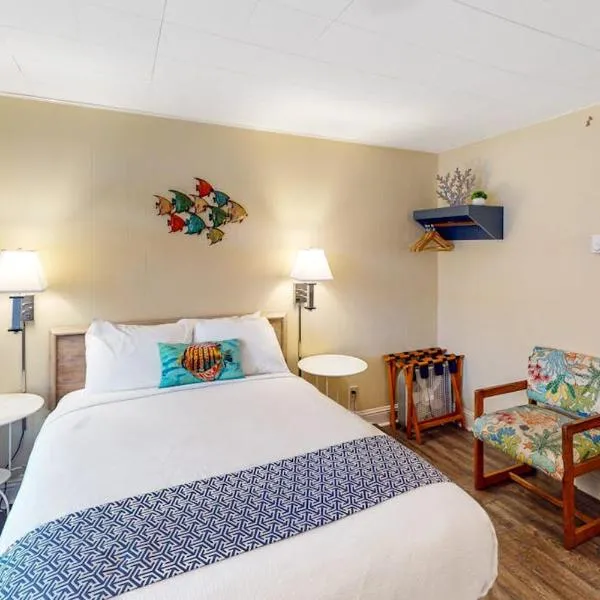 Retro beach room with fast WiFI - walk to downtown shops & restaurants, hotel sa Bandon