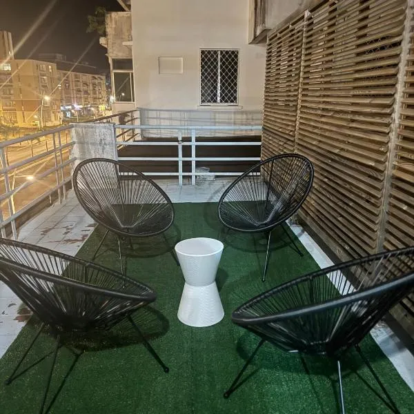 Le Sunshine - Au cœur du centre ville de Pointe- à- Pitre - Proche de tout avec sa grande terrasse ensoleillée, hotell sihtkohas Pointe-à-Pitre