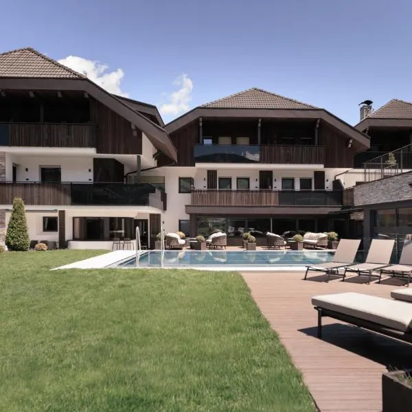 Aparthotel Familiaris - Family Apartments - Pools & Spa in Dolomites، فندق في فالداورا