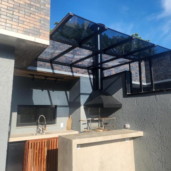 Duplex com terraço gourmet e acesso fácil à praia