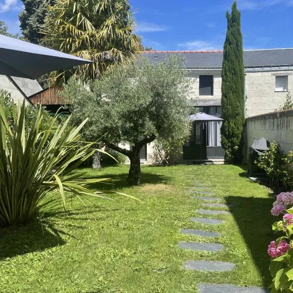Chambre dans dépendance Maison de Ville + abri vélos, hotell i Saumur