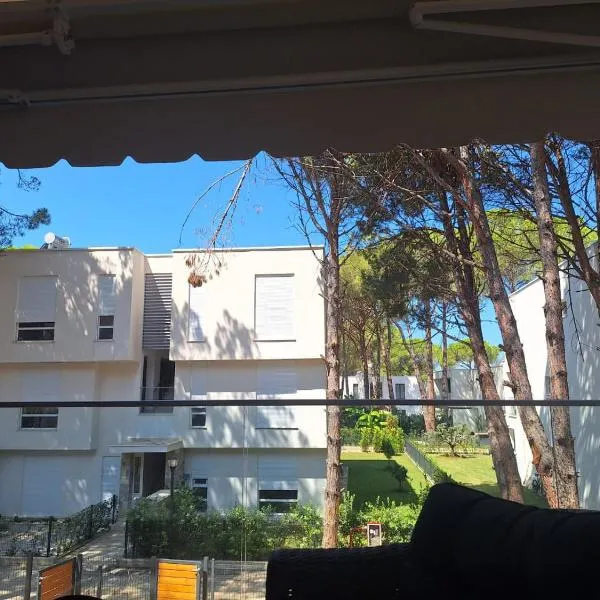 The Coastal Pine - 2BR Apartment with Large Balcony & BBQ in San Pietro Premium Zone, hotel em Durrës