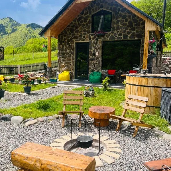 Woodlandia Borjomi with Hot Tub and Private Garden, hôtel à Bordjomi