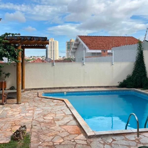 Casa com piscina próxima ao Shopping CG