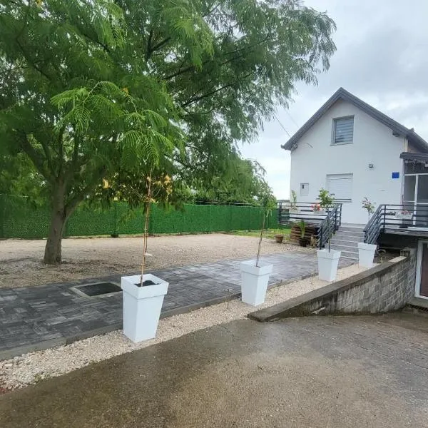 Kuća za odmor JELENA, hotel in Vukovar