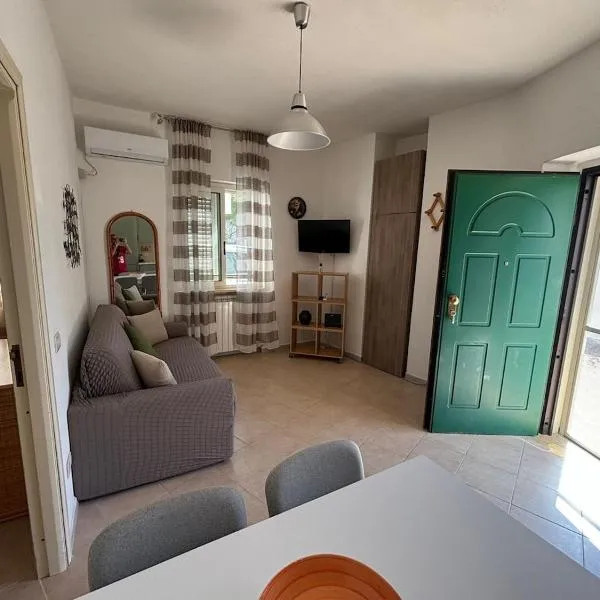 Cozy apartment Ulisse with private parking, hotelli Sperlongassa