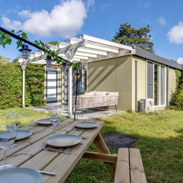 Vrijstaande bungalow met grote privé tuin dichtbij Veerse meer, hotel in Kortgene