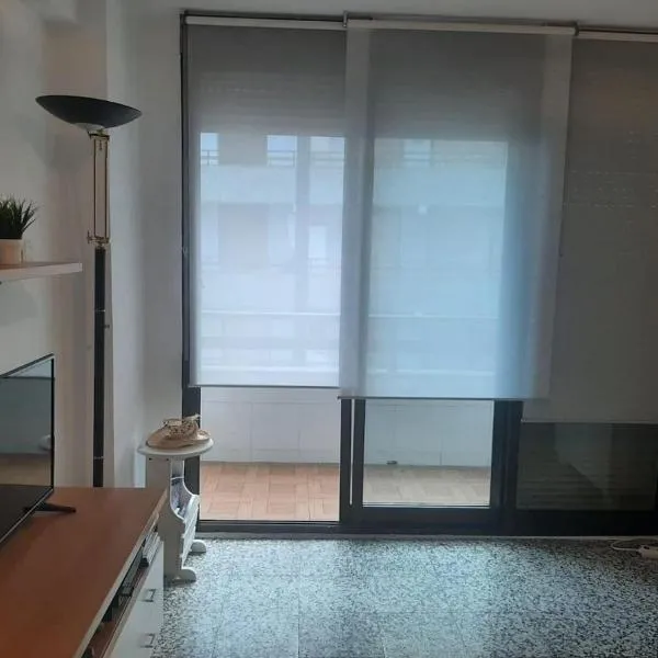 Estudio en primera línea de playa terraza con vistas al mar, hotel em Laredo