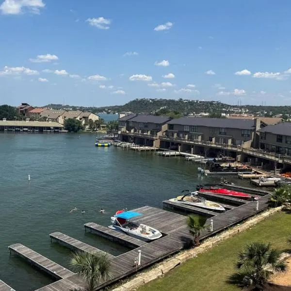 Stunning Lakefront Home on Lake LBJ with Private Balconies - Close to Yacht Club, hotell i Horseshoe Bay
