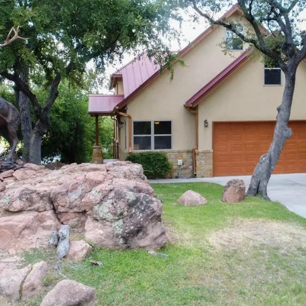 Lakefront Home with WiFi, Entertainment, Dock & Lake Views - Dogs OK, hotel a Buchanan Dam