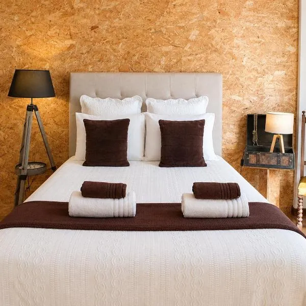Casa do Criativo ® Bed&Breakfast, hotel in Almada