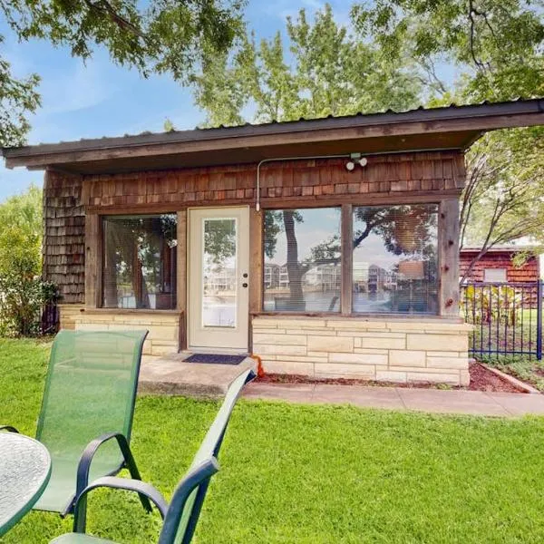 Classic Lakefront Cottage with Private Dock, Lovely Lake View, Backyard & WiFi, hotel a Kingsland