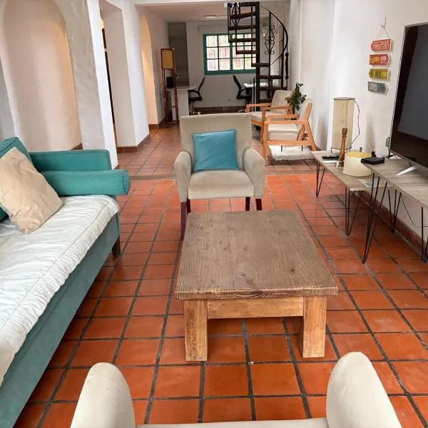 Espacio y confort en tres dormitorios、カンパーナのホテル