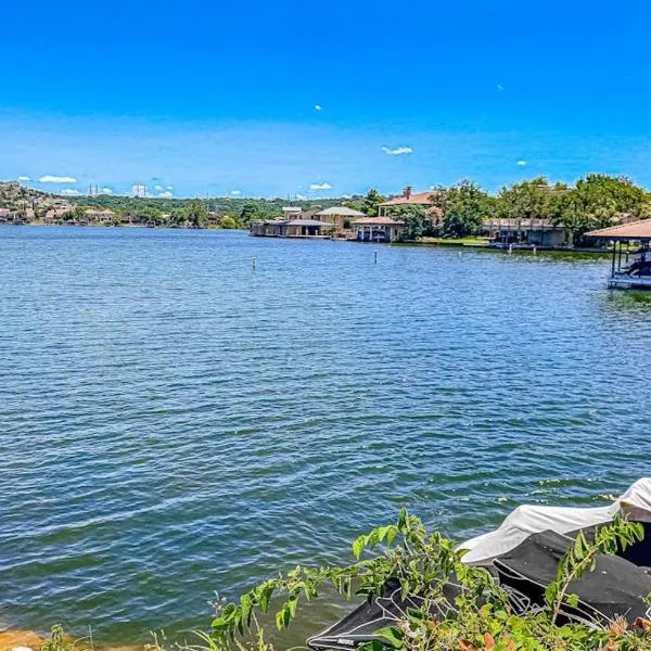 Contemporary, Dog-Friendly Townhouse with Balcony, Pool & Day Docks, hotel a Horseshoe Bay