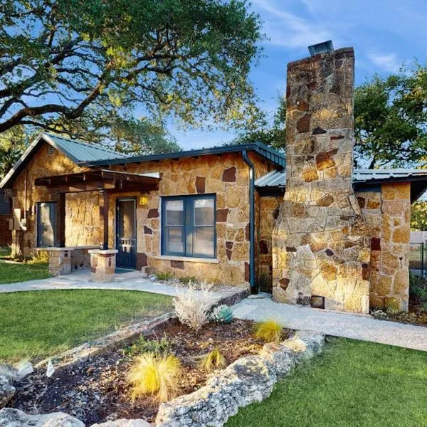 Blue Haus with Hot Tub, Shuffleboard, EV Charger - Walk to Town & Wineries, hotel a Johnson City