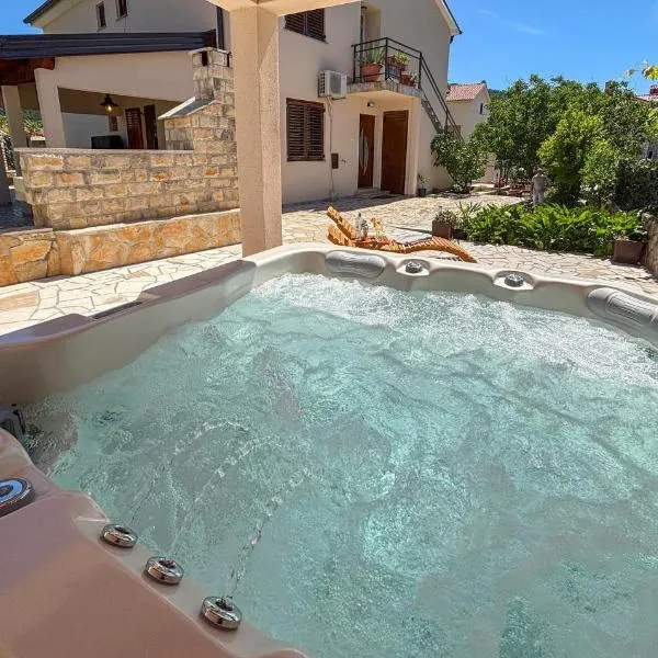 Lovely Apartment In Cres With Wifi, hotel in Cres