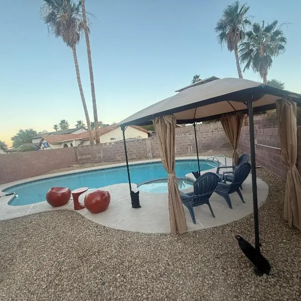 4 bedroom Luxuriously Furnished Modern Mansion With Pool, Spa, and Patio, hotel din Las Vegas