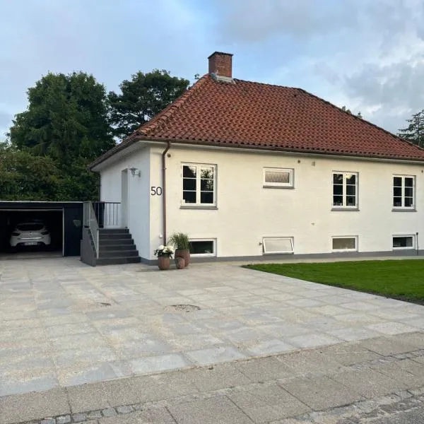 To værelser med dobbeltsenge tæt på E45 og banegården i Rødekro Værelserne deler bad Kælderværelser med egen indgang, Hotel in Rødekro