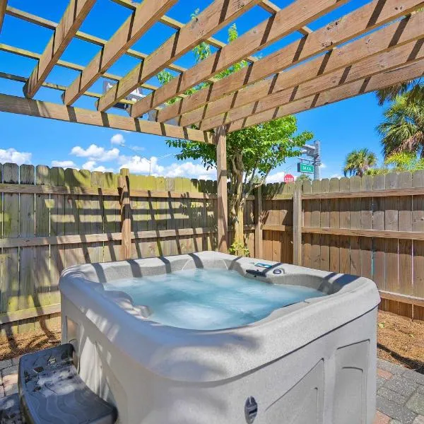 Marvelous Mermaid Bungalow, Dog-Friendly Upstairs Apt in Prime Vilano Beach, Hotel in St. Augustine