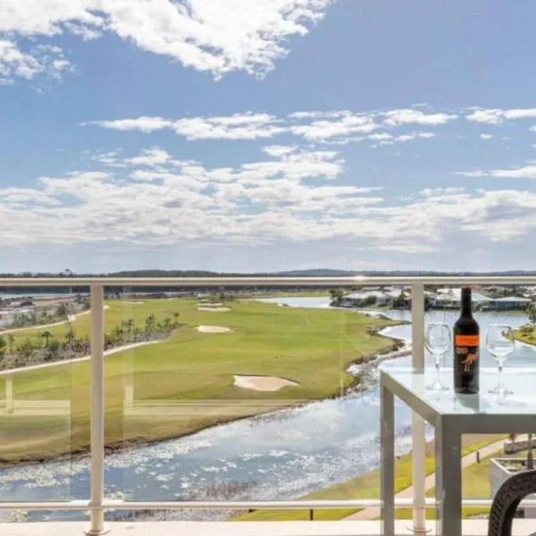 Spa Apartment - Beautiful Views Of Golf Course!, hotel in Pelican Waters
