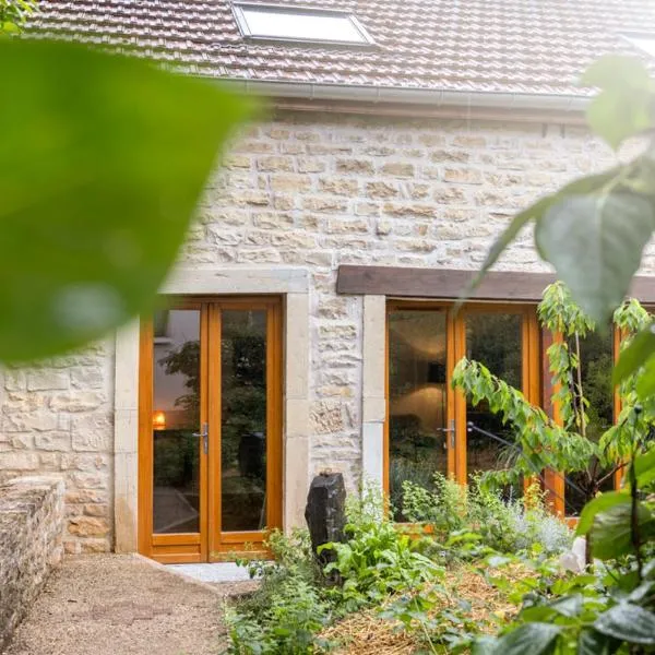 Grand studio Zen avec vue sur jardin et parking privé, hotel in Dijon