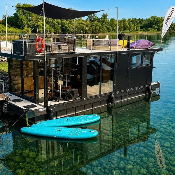 DIAMOND Bigigio House Boat, hotelli kohteessa Lisanza