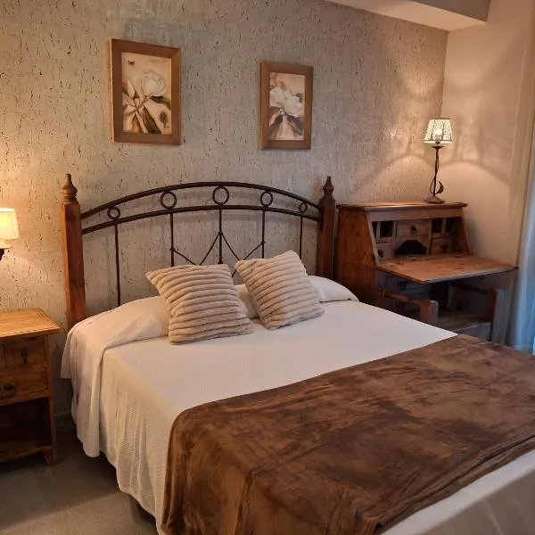 Hostal Casa Juan، فندق في كاستيخون ذي سوئسي