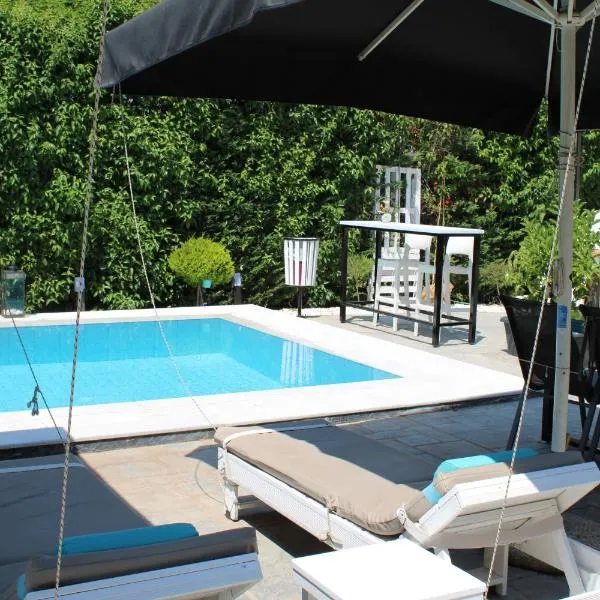 Villa Constangie, hotel Marathónaszban