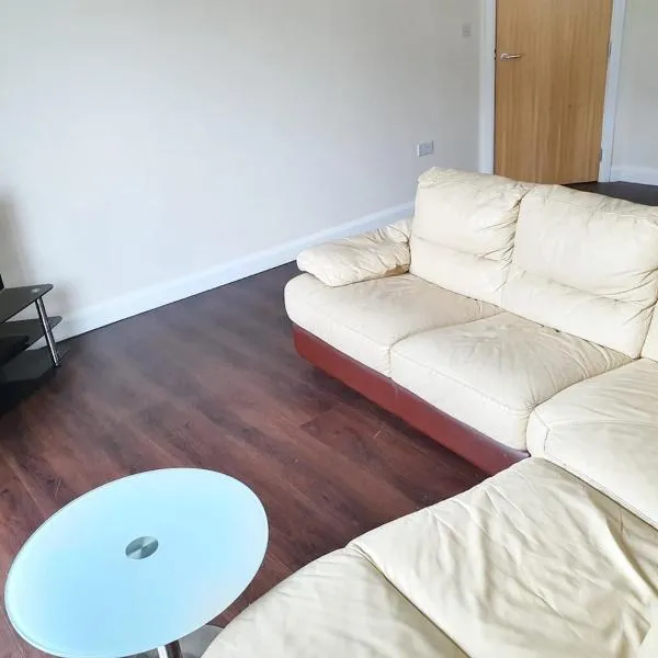 King size bedroom in a shared 2 bedroom flat, хотел в Milton