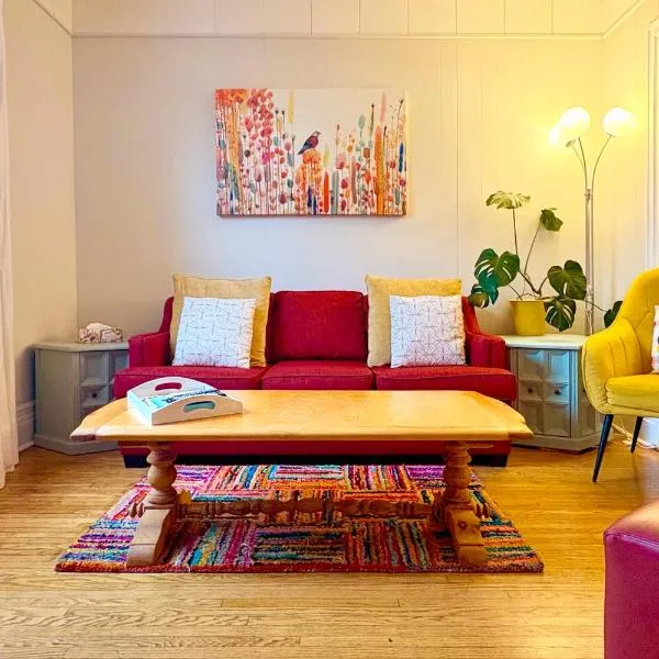 KingstonStays Happy House, Free Parking, Downtown โรงแรมในคิงสตัน