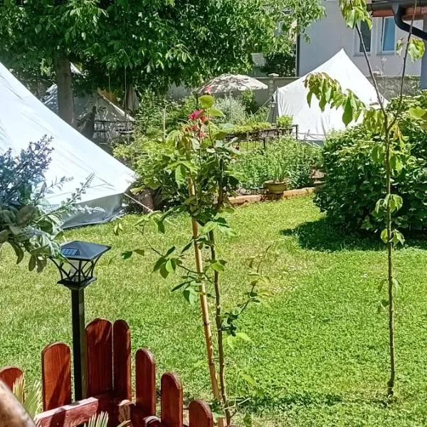 GLAMPING YURTA tents in greeny Rose resort, hotel v destinaci Mrše