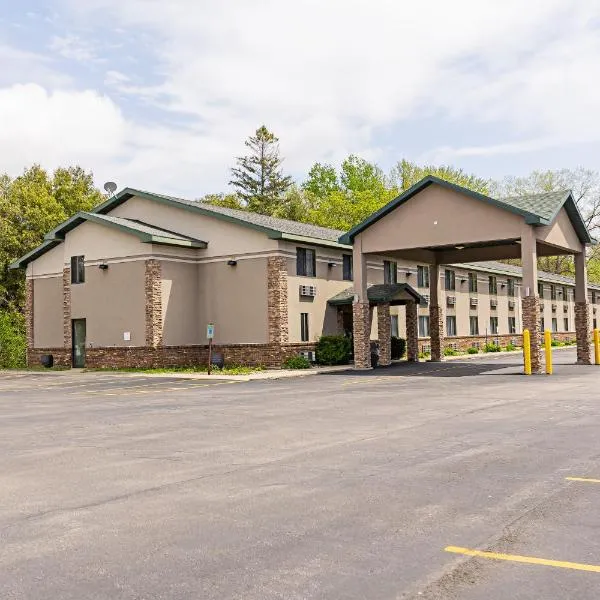 Quality Inn & Suites Marinette، فندق في Marinette