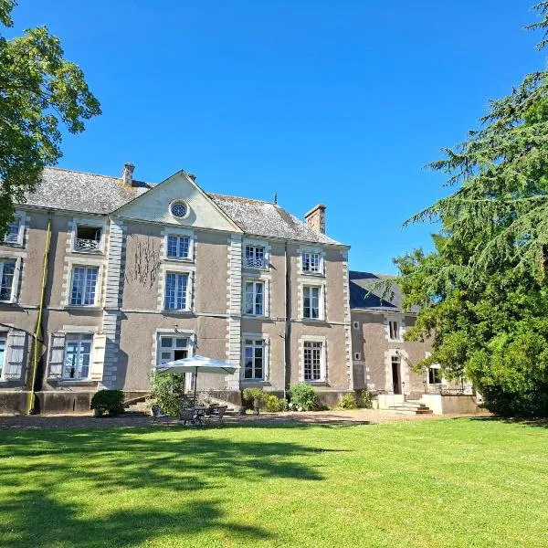Château de la GENAISERIE - Chambres d'hôtes, hotel u gradu Saint-Aubin-de-Luigné